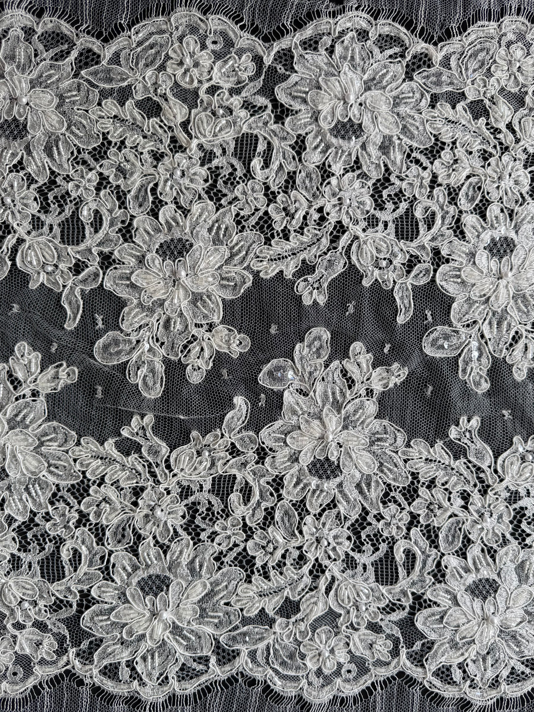 Dentelle française à cordonnet et perles ivoire - P251