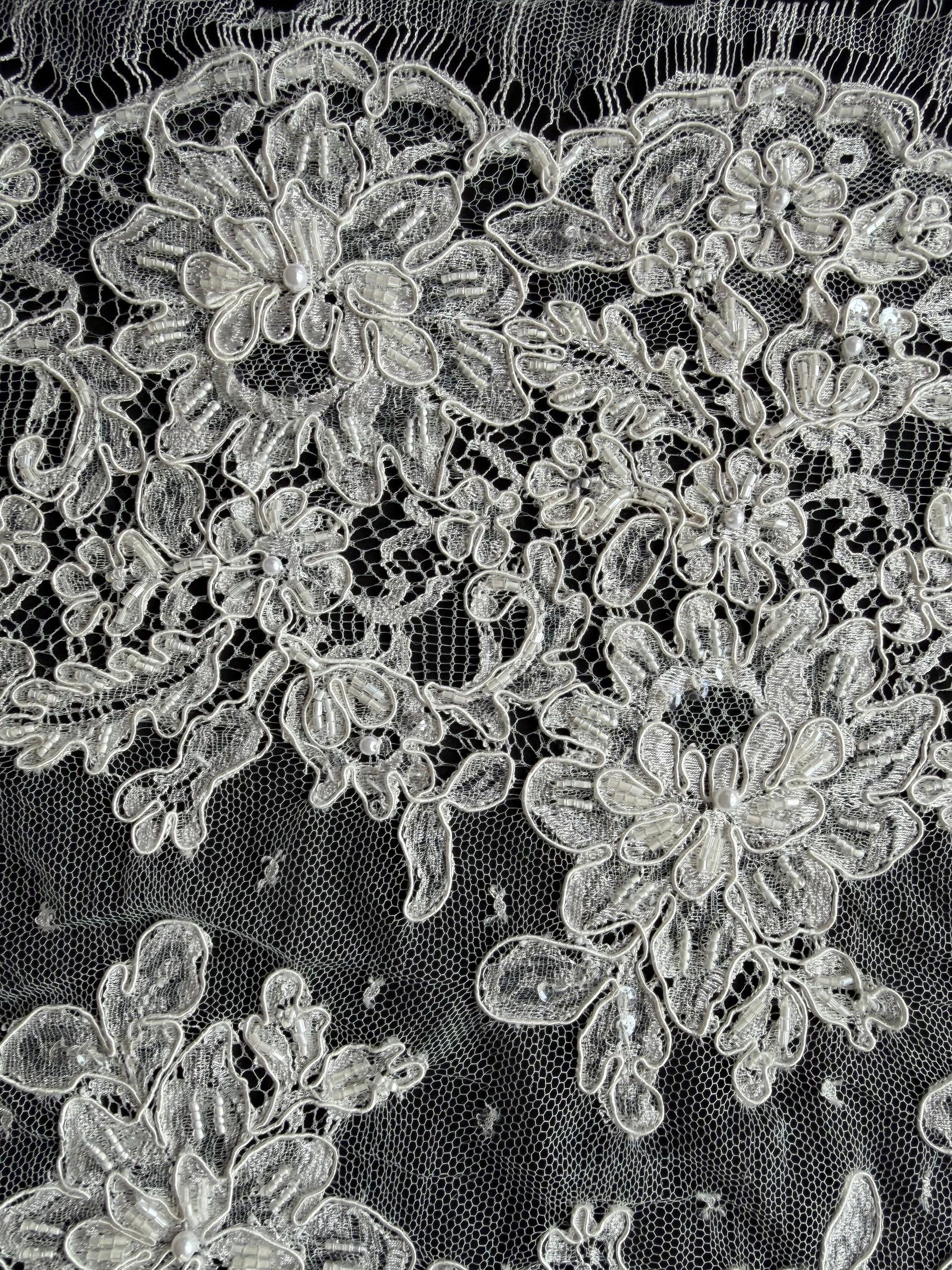 Dentelle française à cordonnet et perles ivoire - P251
