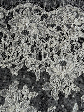 Dentelle française à cordonnet et perles ivoire - P251