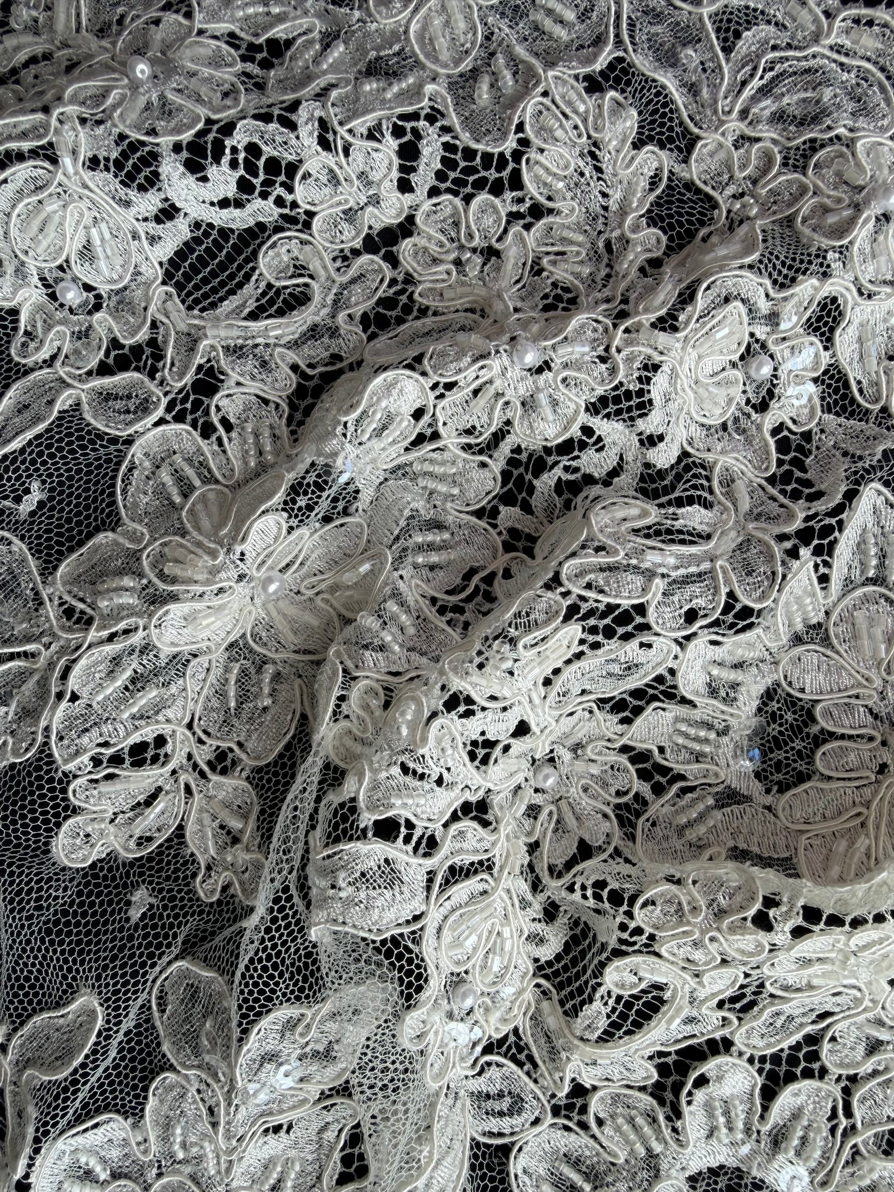 Dentelle française à cordonnet et perles ivoire - P251