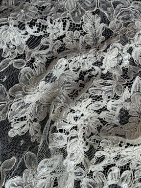 Dentelle française à cordonnet et perles ivoire - P251