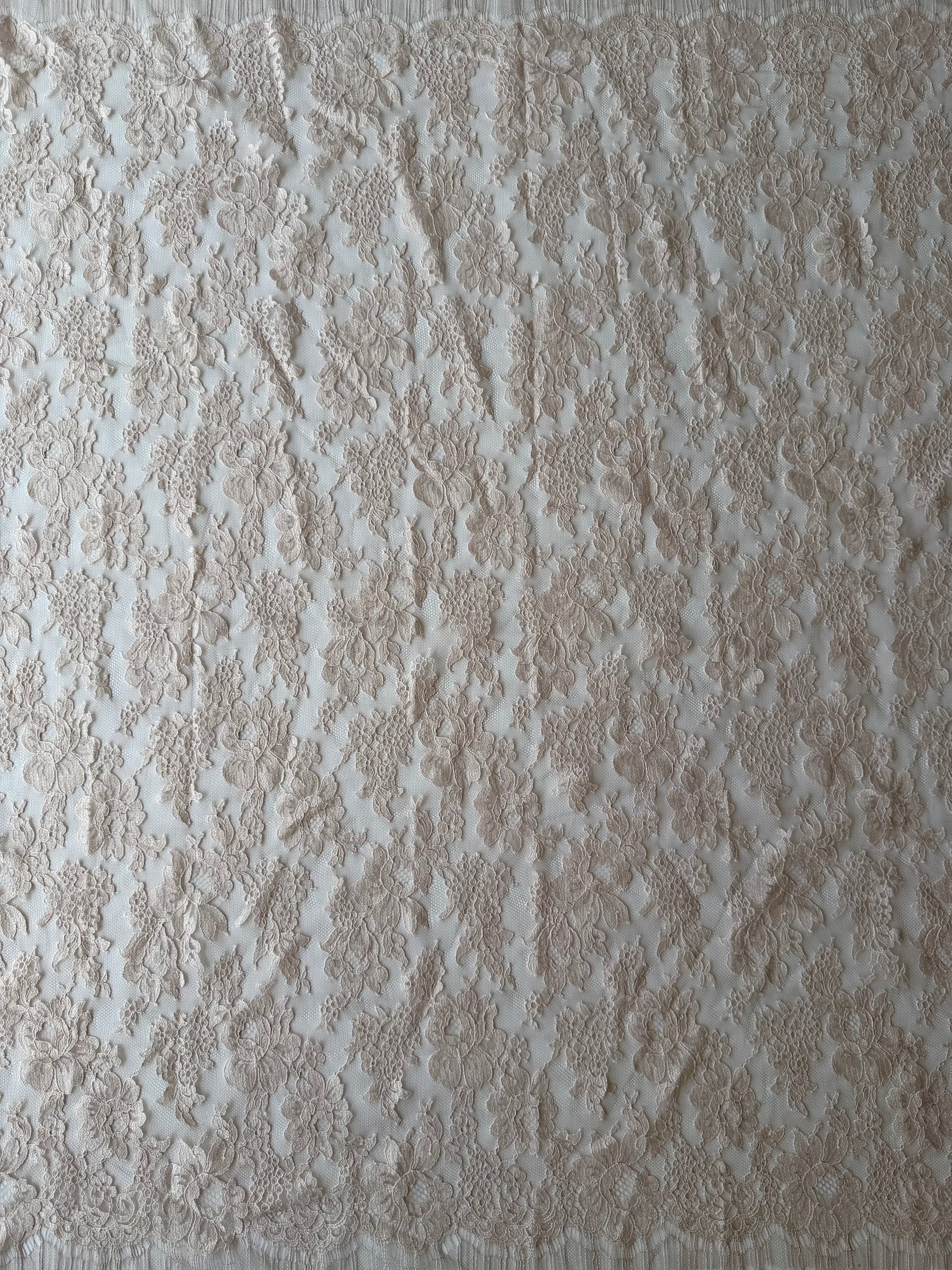 Dentelle de Chantilly Rose Antique - P305 (90cm)