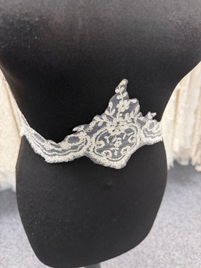 Ivoire avec Bordure en Dentelle Brodé Argenté - T298