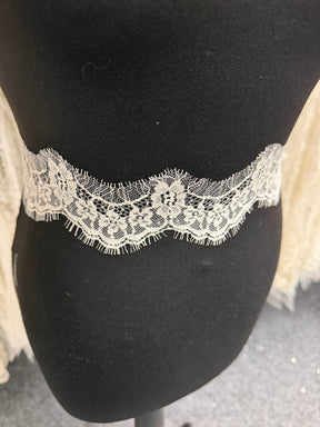 Bordure en dentelle française ivoire - T648