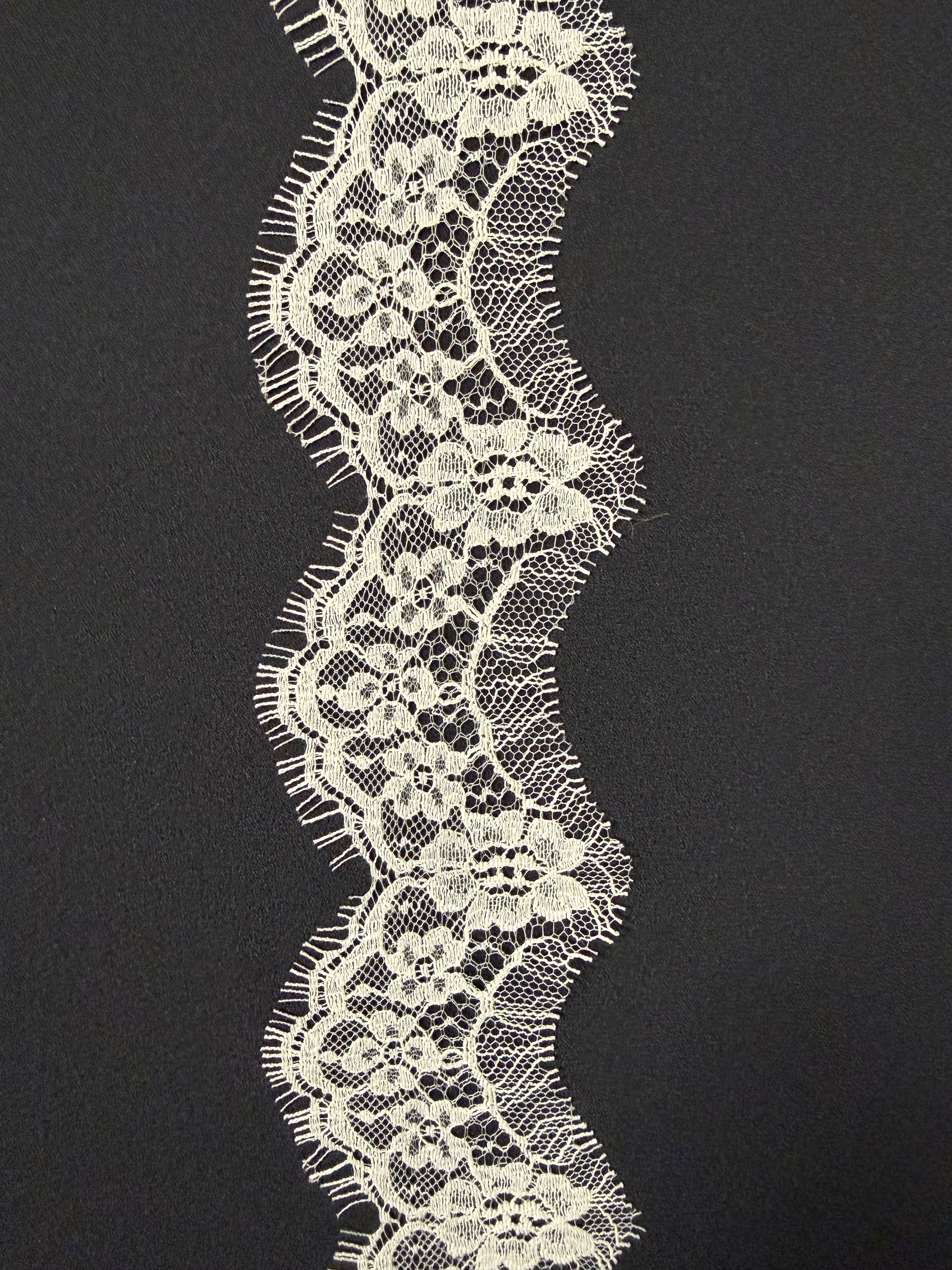 Bordure en dentelle française ivoire - T648