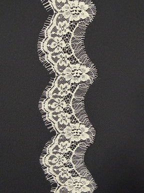 Bordure en dentelle française ivoire - T648