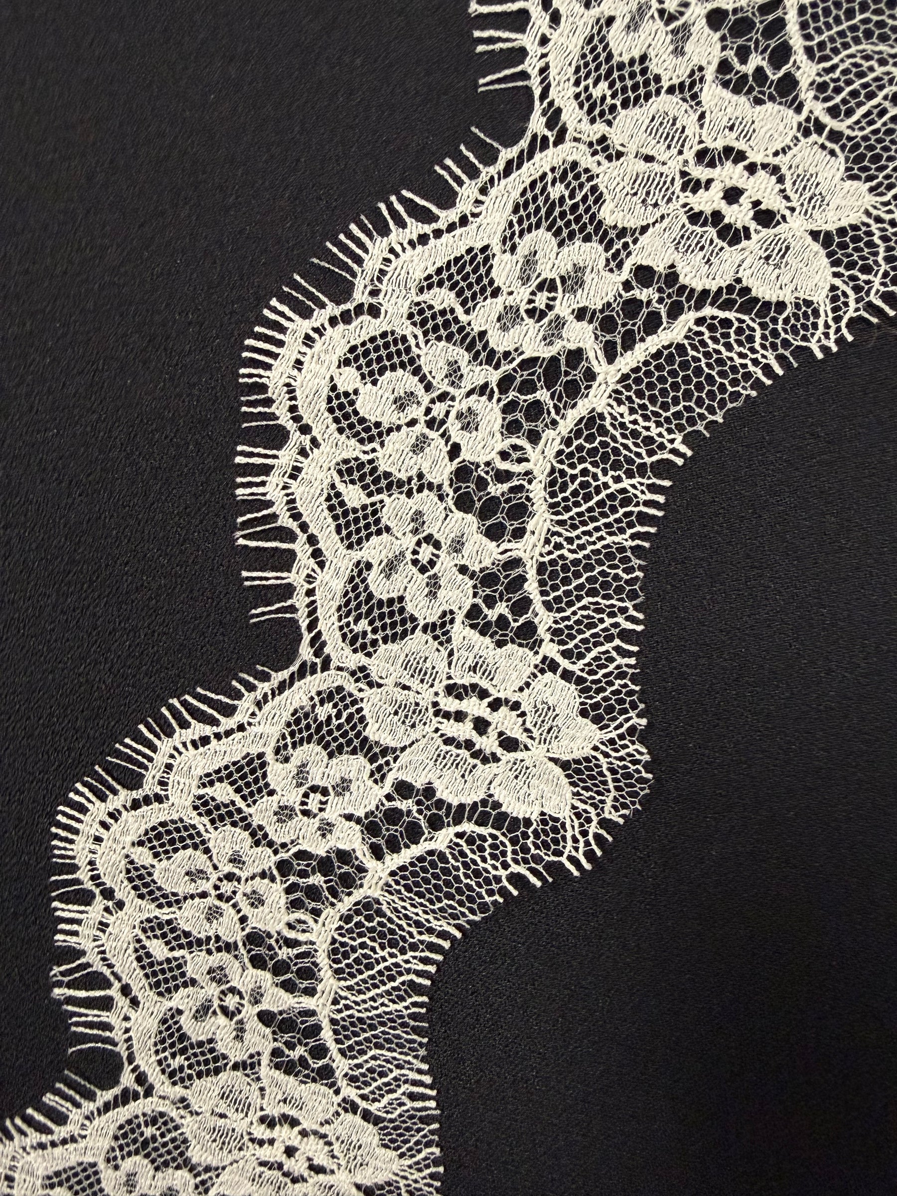 Bordure en dentelle française ivoire - T648