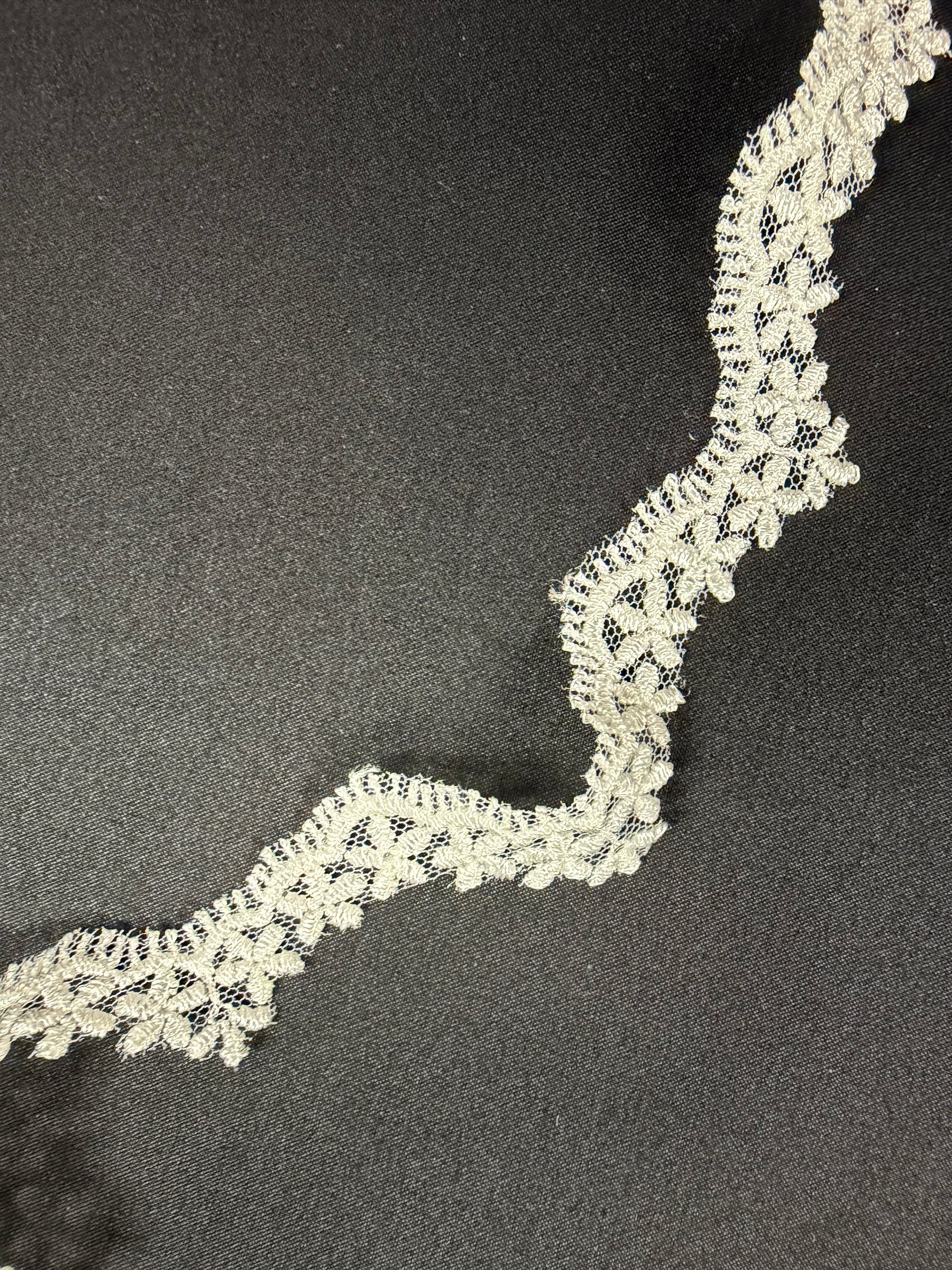 Galon en dentelle brodé ivoire - T828
