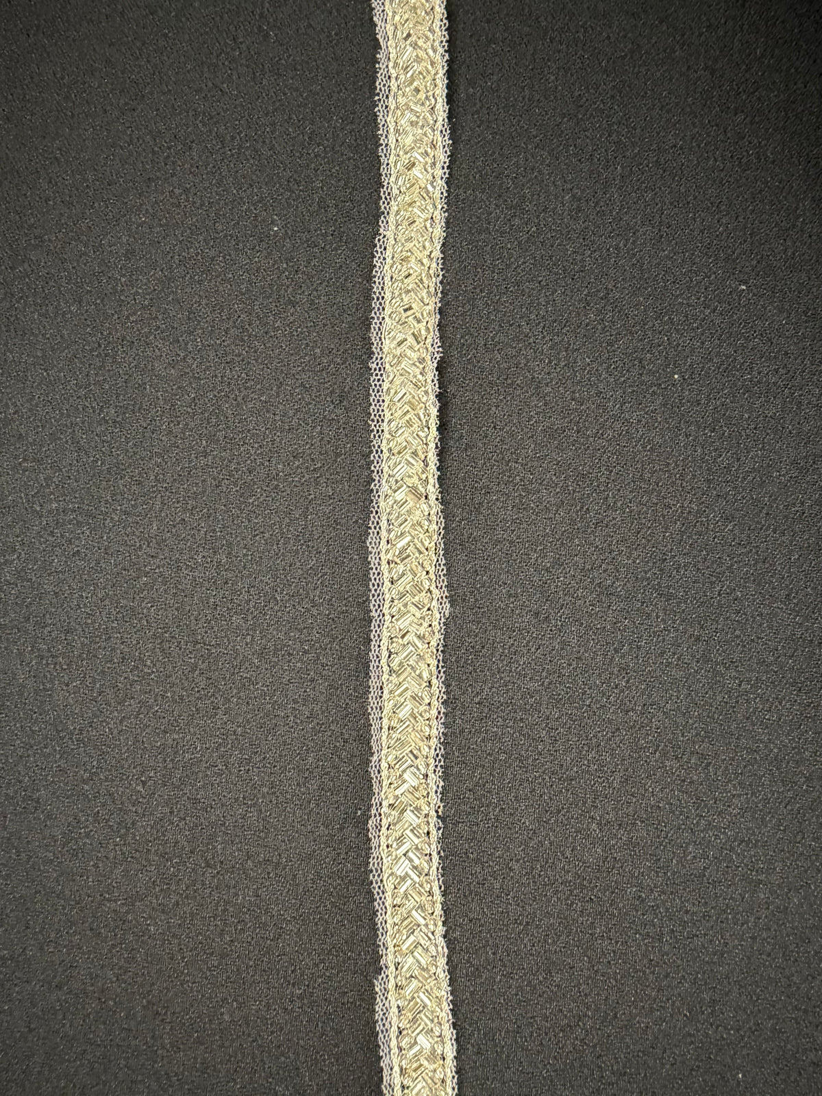 Bordure perlée argentée - T717