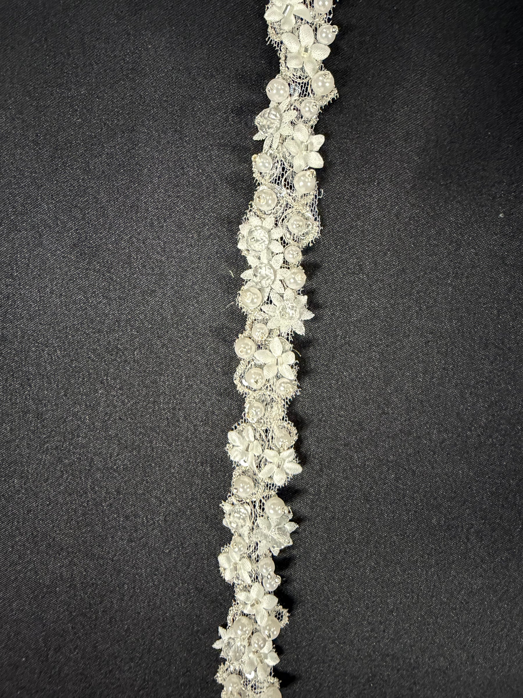 Bordure en dentelle 3D perlée ivoire - T883