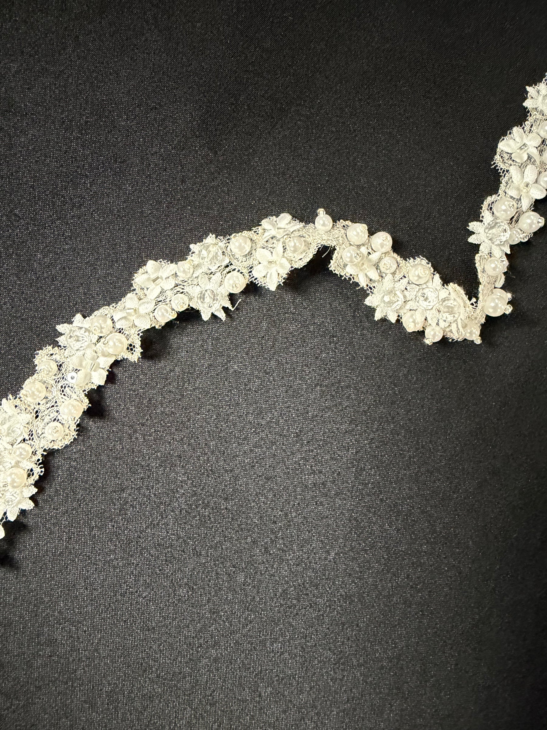 Bordure en dentelle 3D perlée ivoire - T883