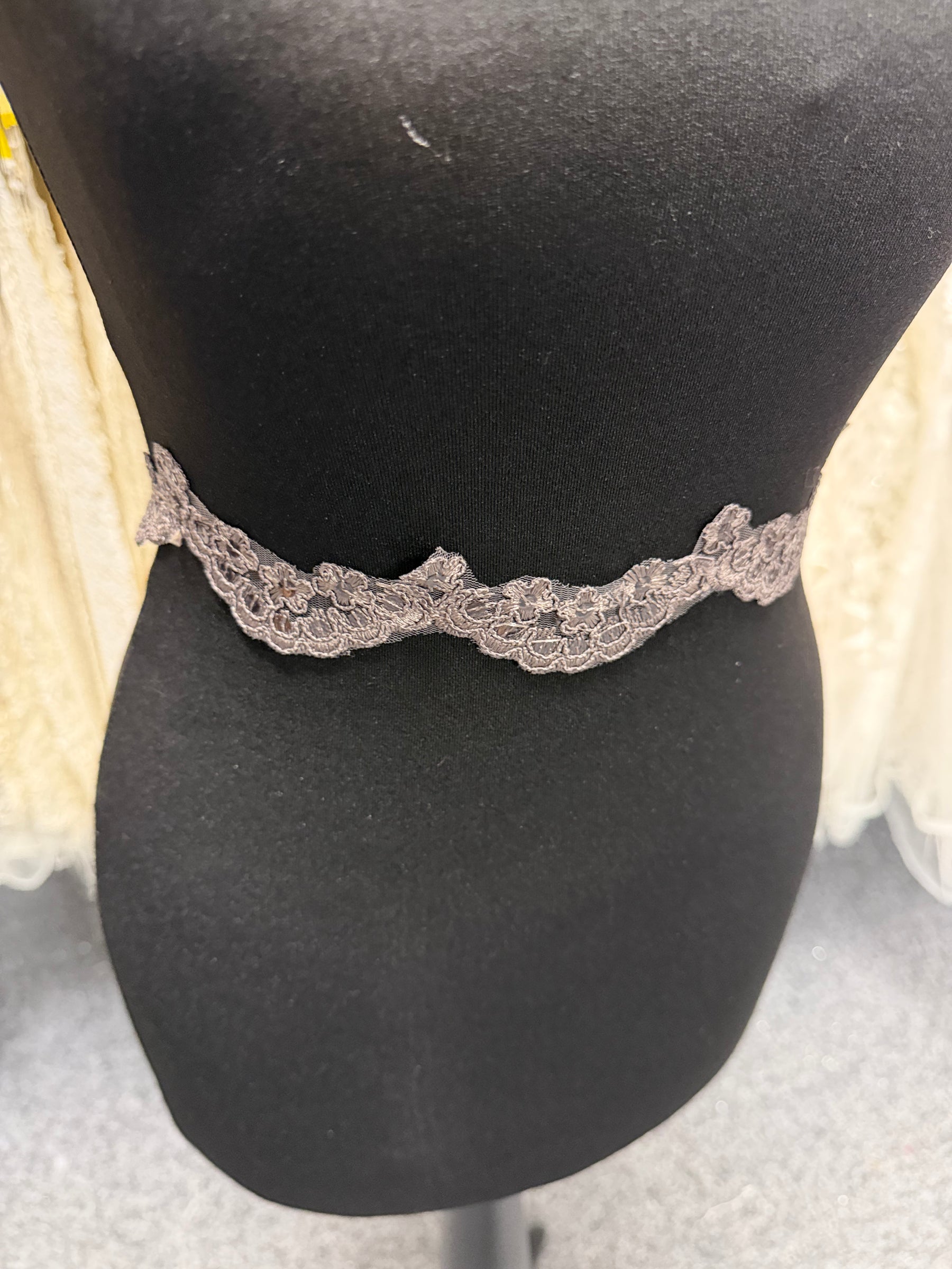 Bordure à paillettes cordée taupe - T713