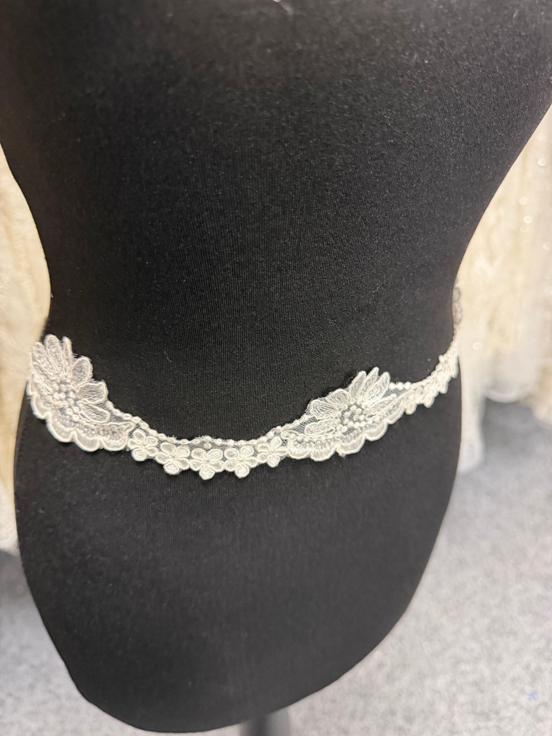 Bordure en dentelle ivoire - T747