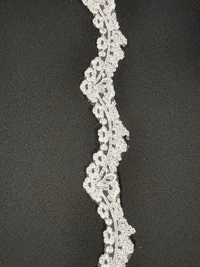 Garniture en dentelle brodée blanche - T744