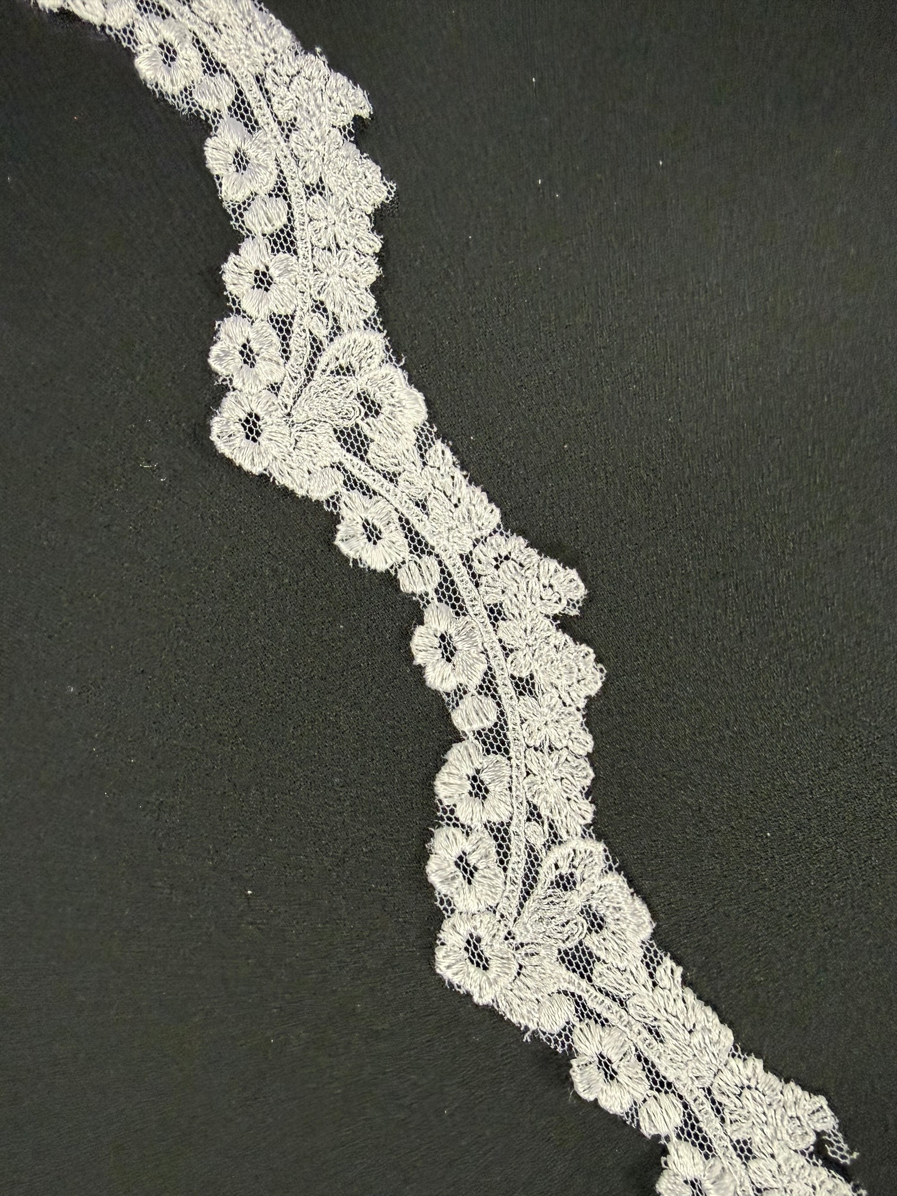 Garniture en dentelle brodée blanche - T744