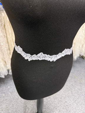 Garniture en dentelle brodée blanche - T744