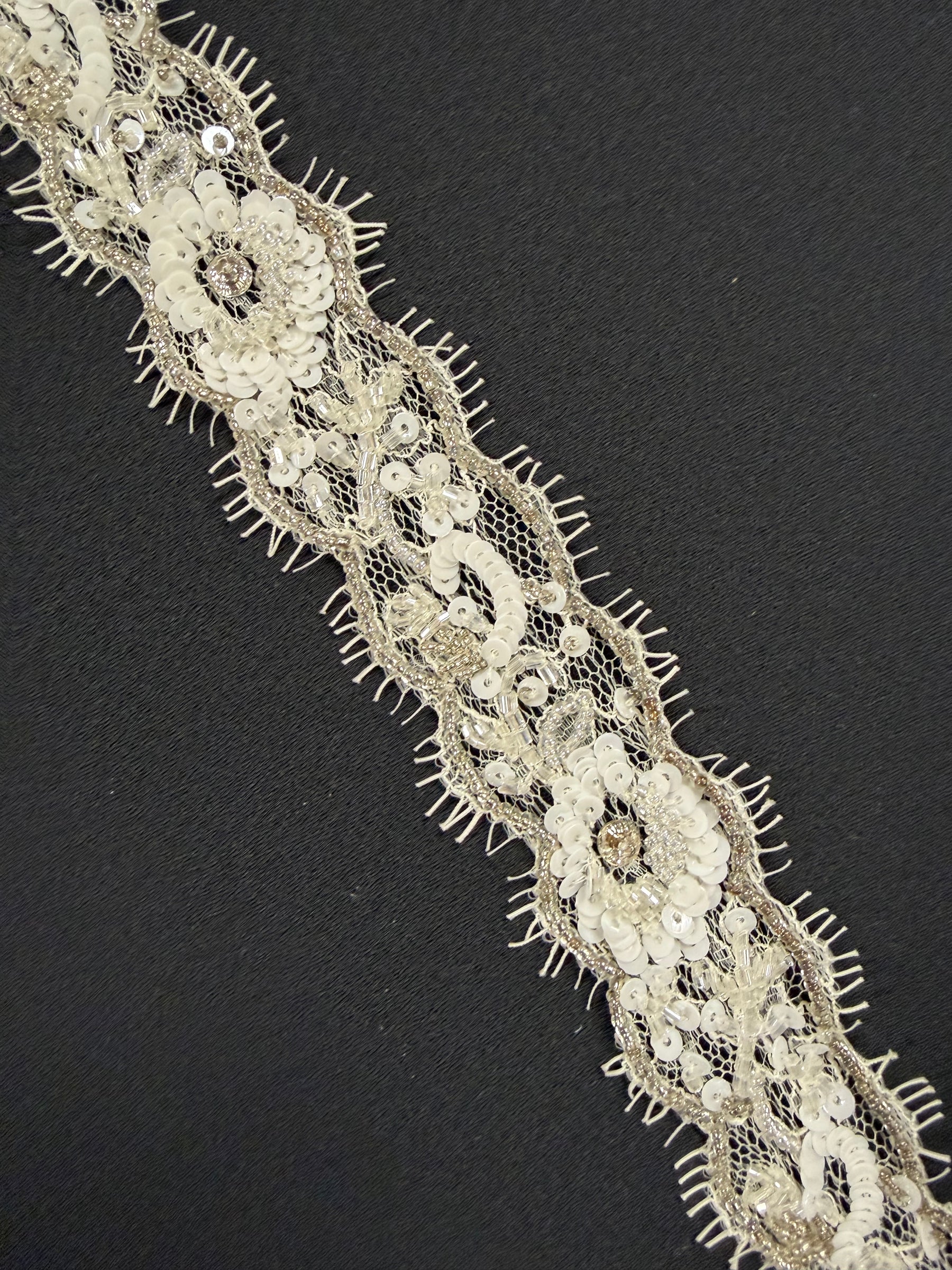 Garniture perlée et à sequins ivoire/argent - T514