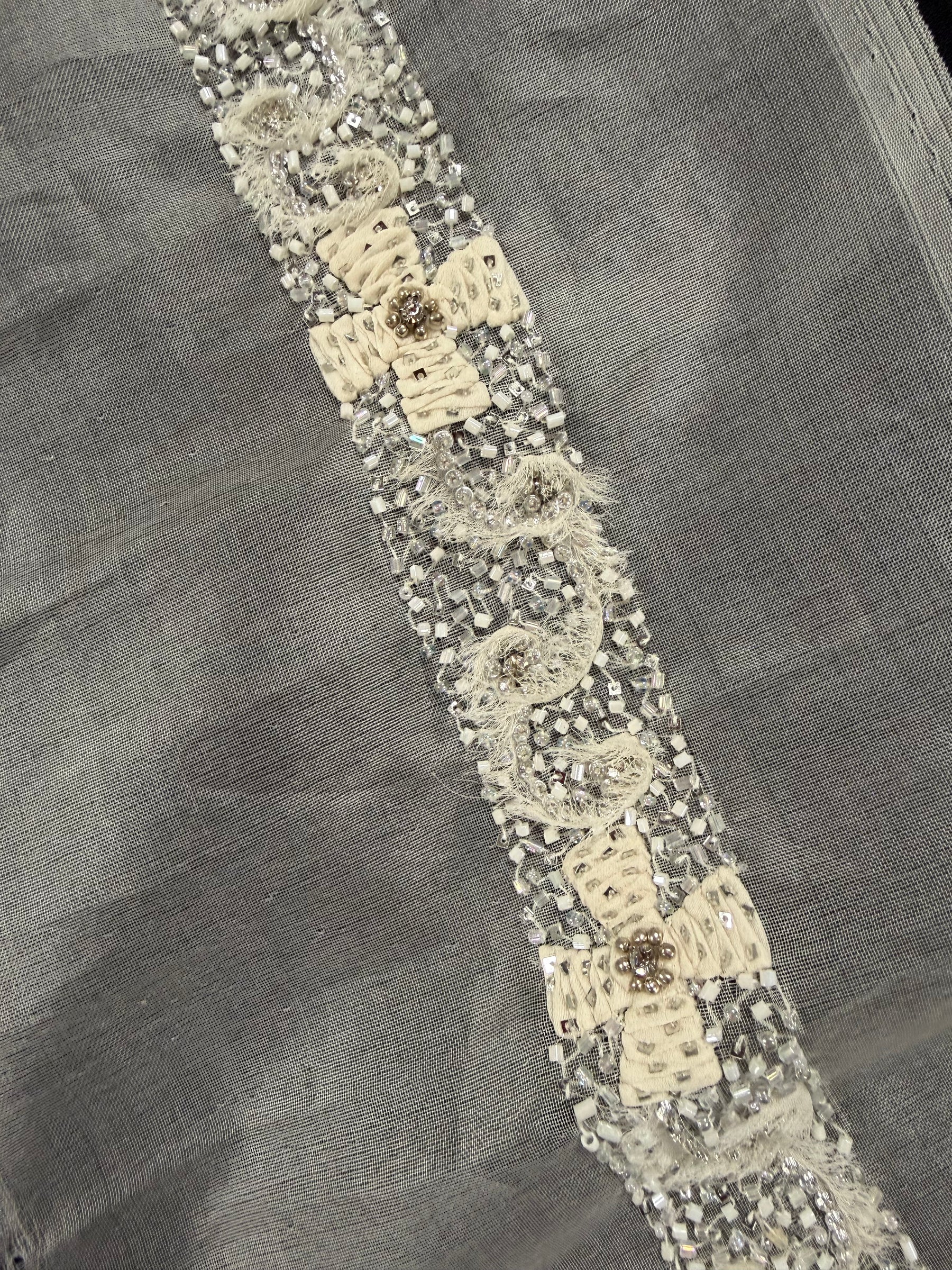 Bordure perlée en cristal 3D Cristal/Ivoire/Argent - T515