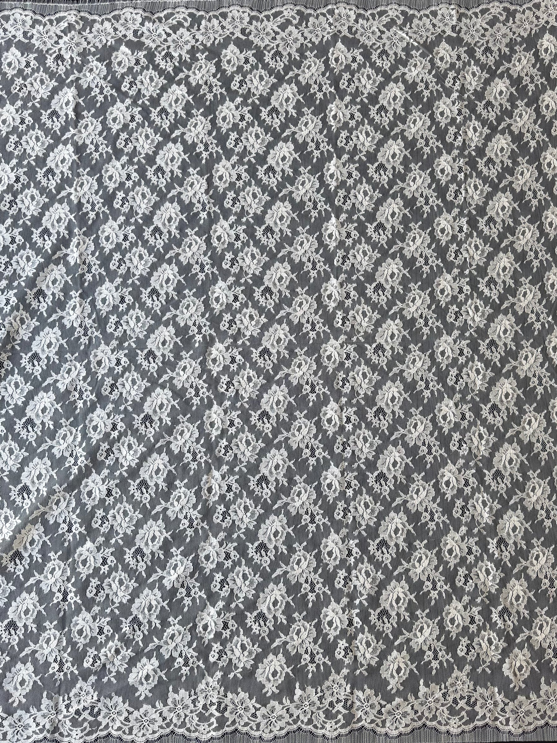 Dentelle Chantilly ivoire - P204