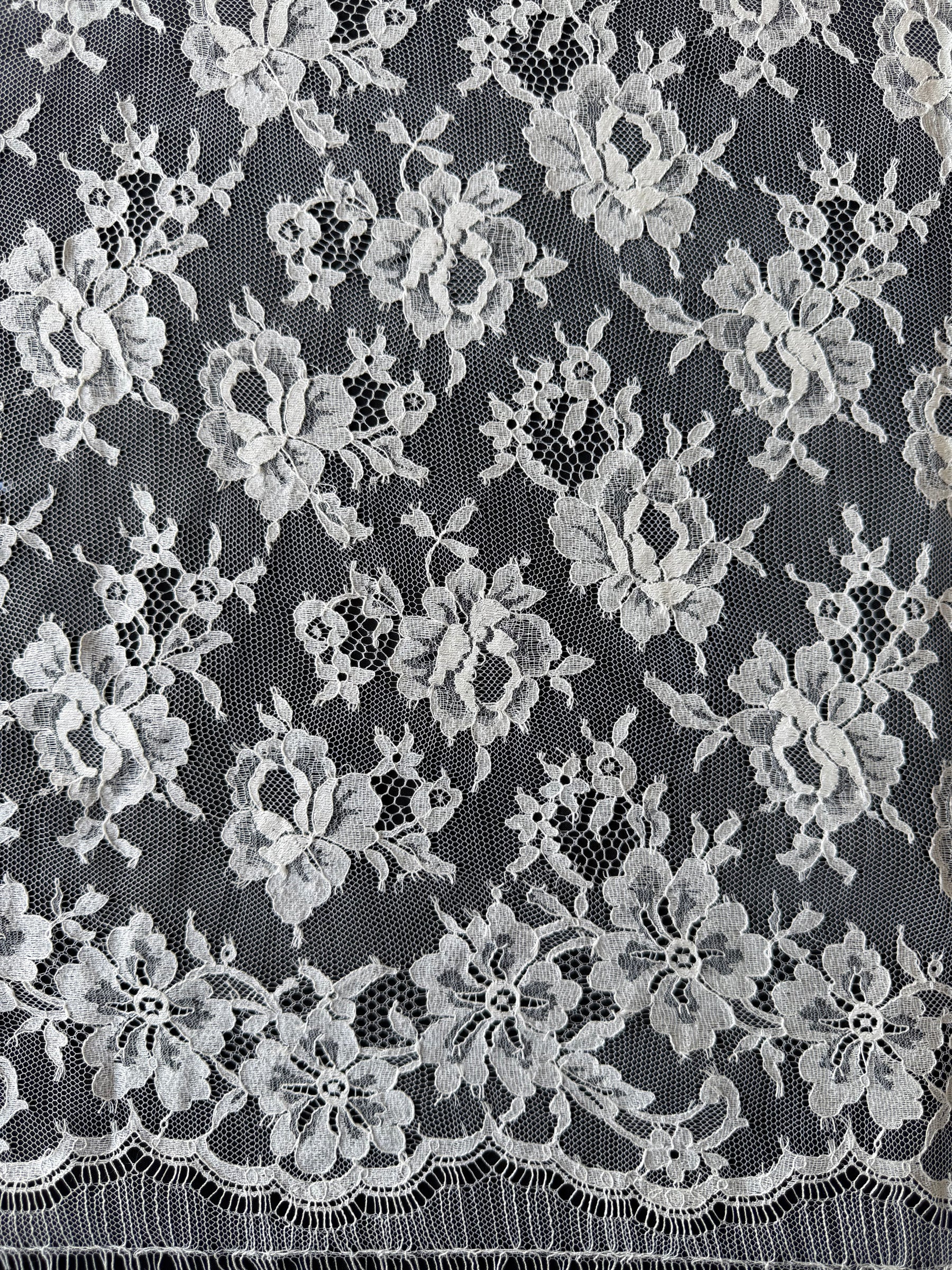 Dentelle Chantilly ivoire - P204