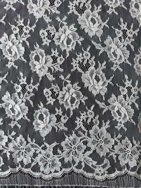 Dentelle Chantilly ivoire - P204