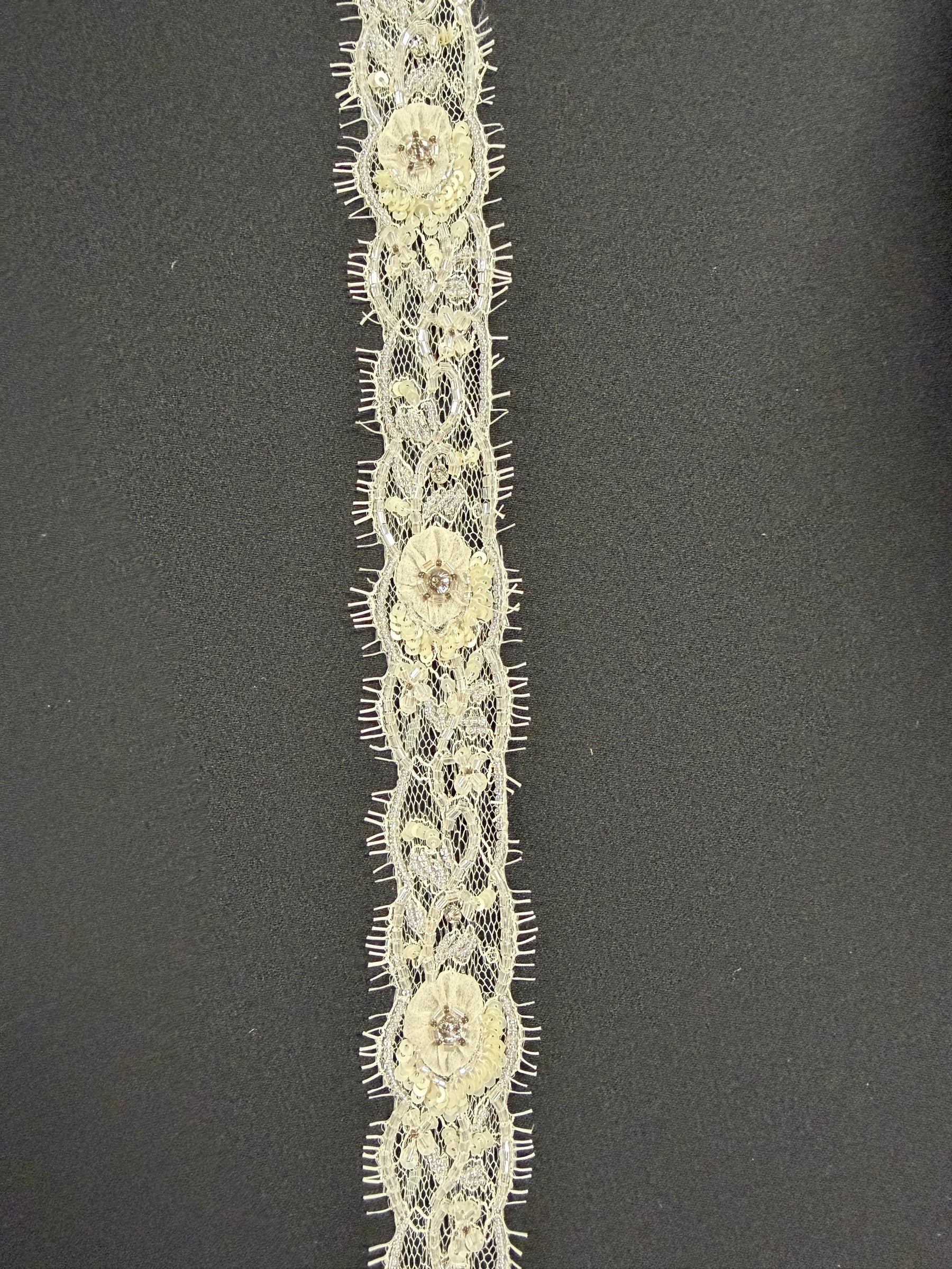Bordure perlée et pailletée ivoire 3D - T513