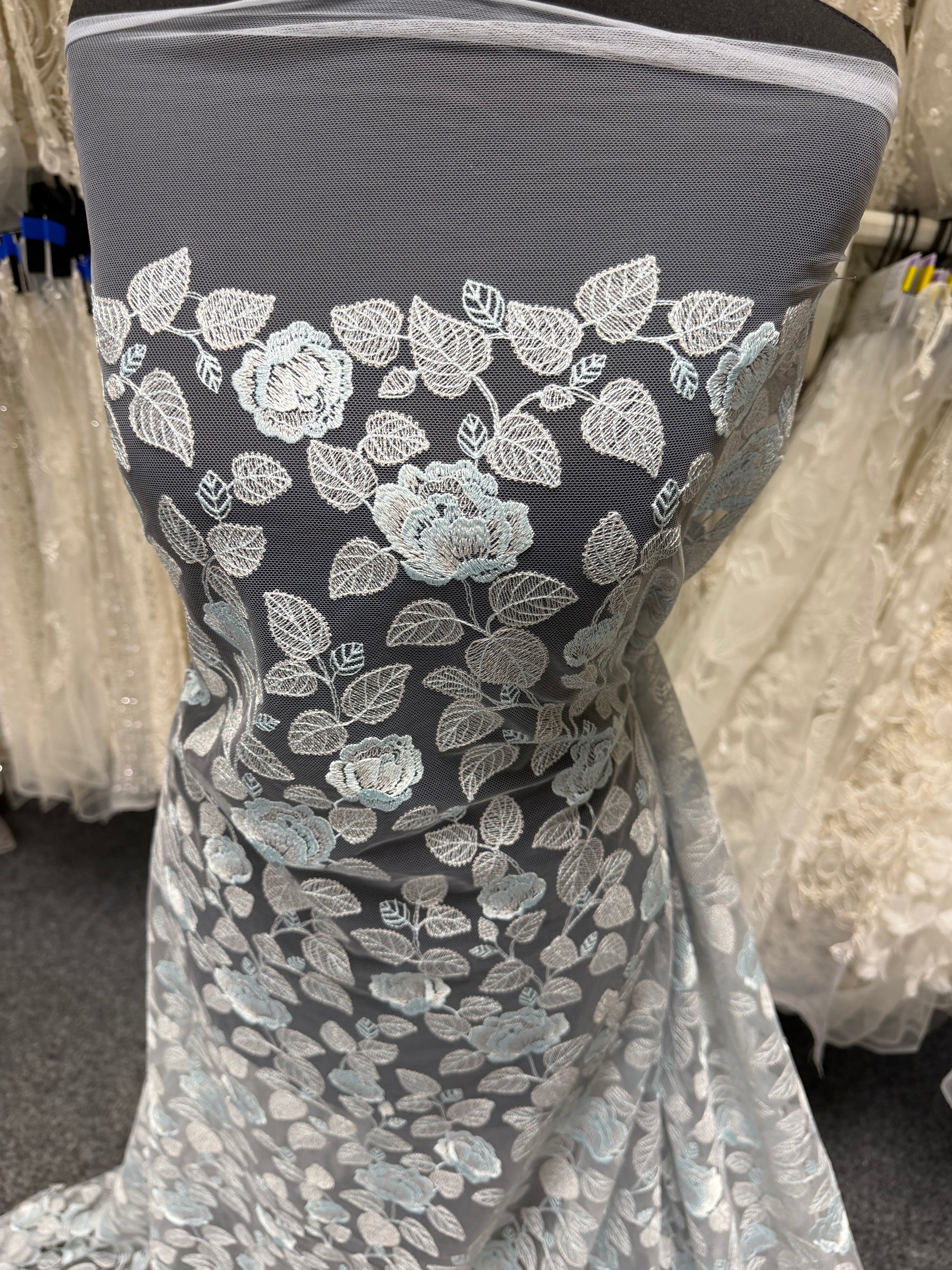 Dentelle brodée argent et bleu - EB5042