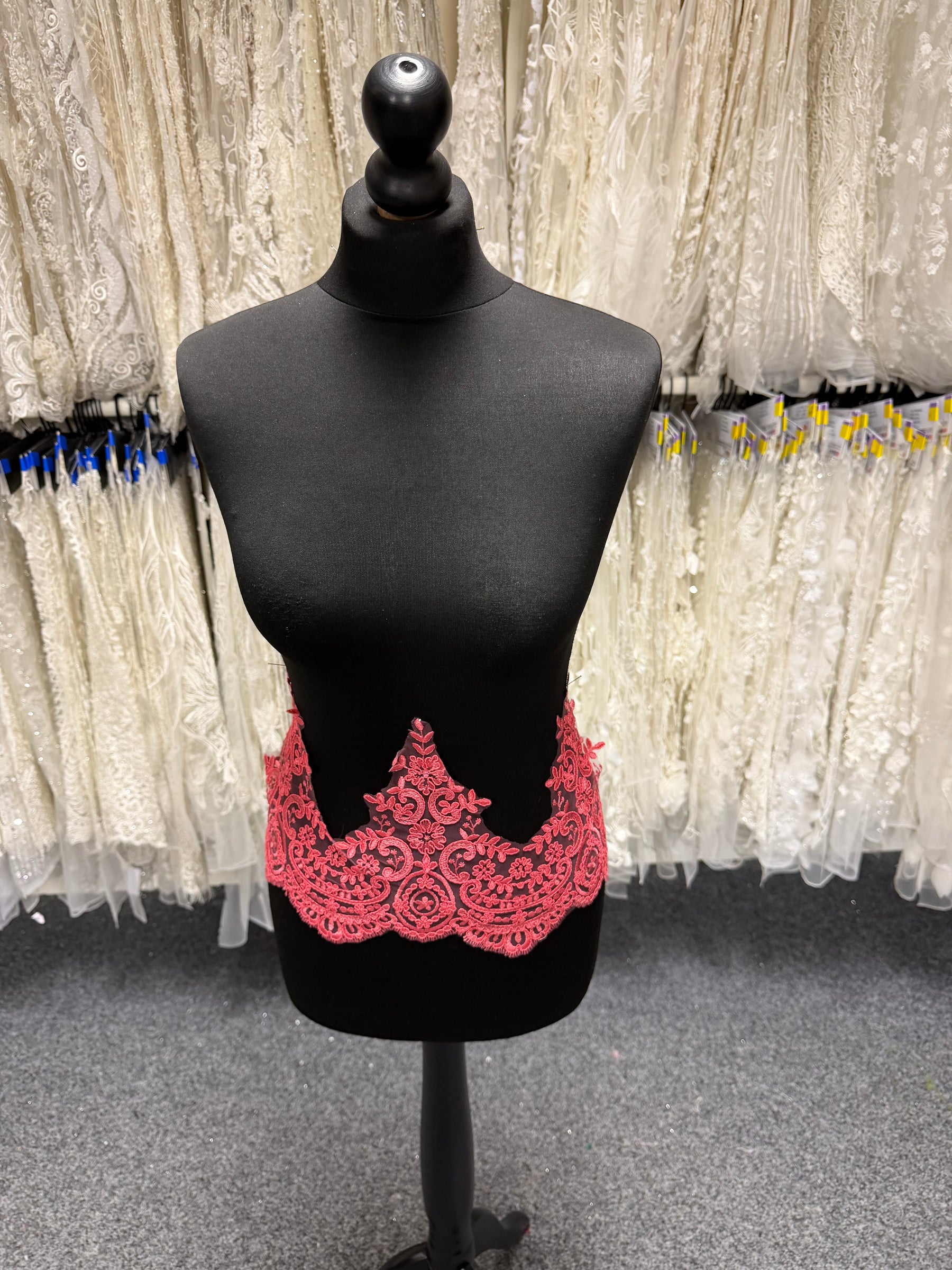 Passementerie en dentelle festonnée corail - T623