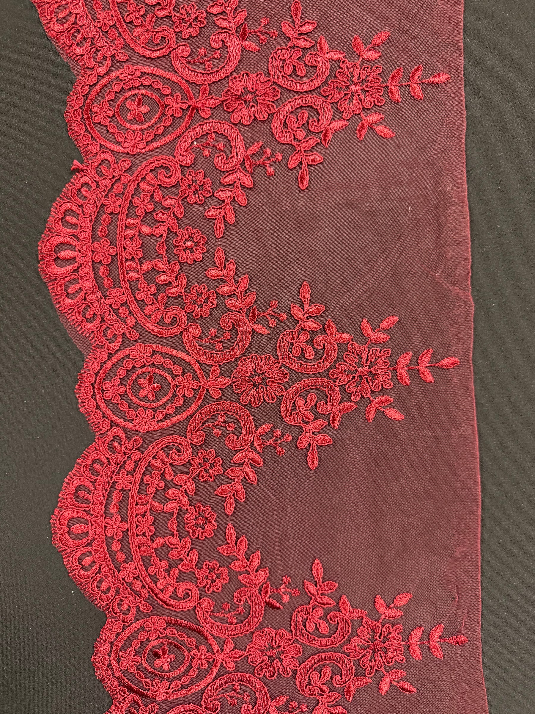 Passementerie en dentelle cordée - Couleur vin - T623