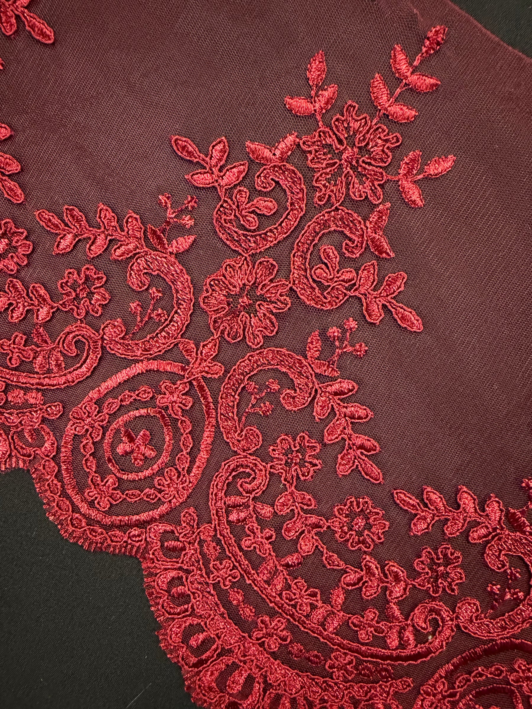 Passementerie en dentelle cordée - Couleur vin - T623