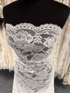 Dentelle Raschel ivoire - P212