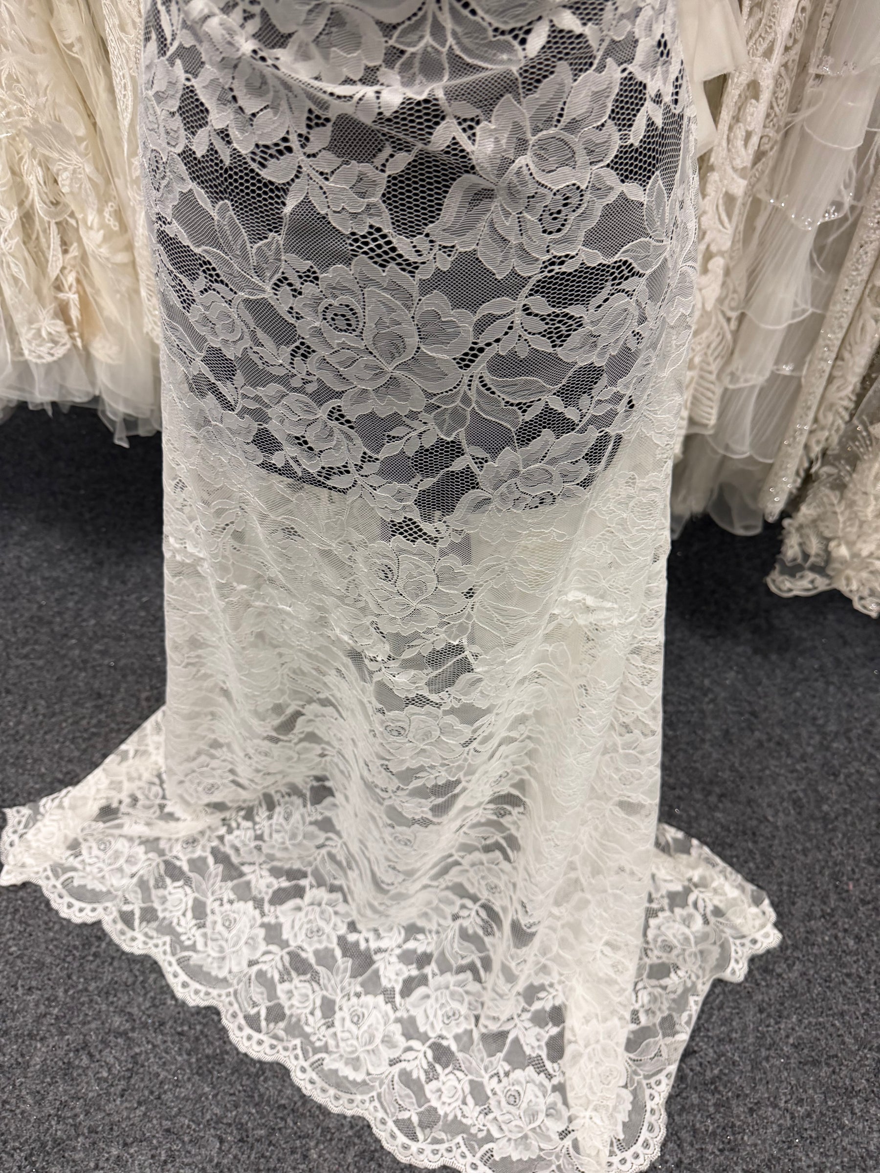 Dentelle Raschel ivoire - P212