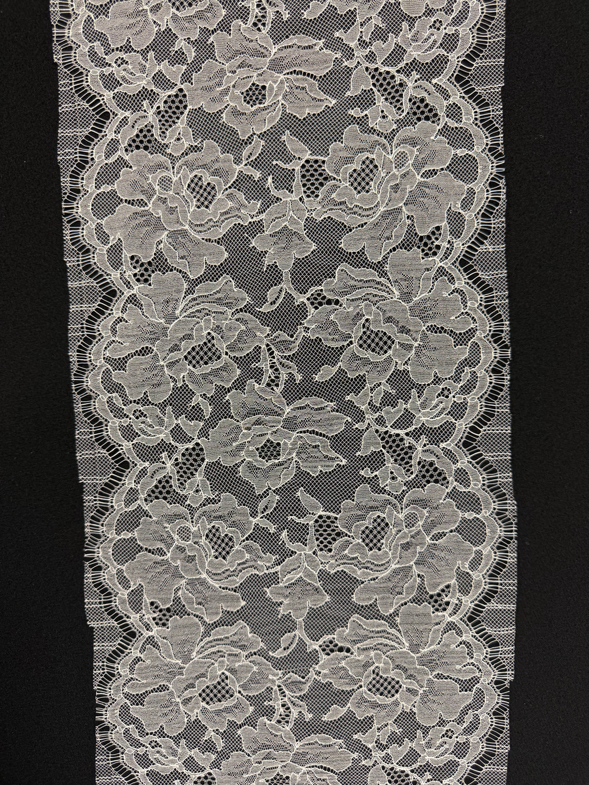 Bordure en dentelle française ivoire - T555