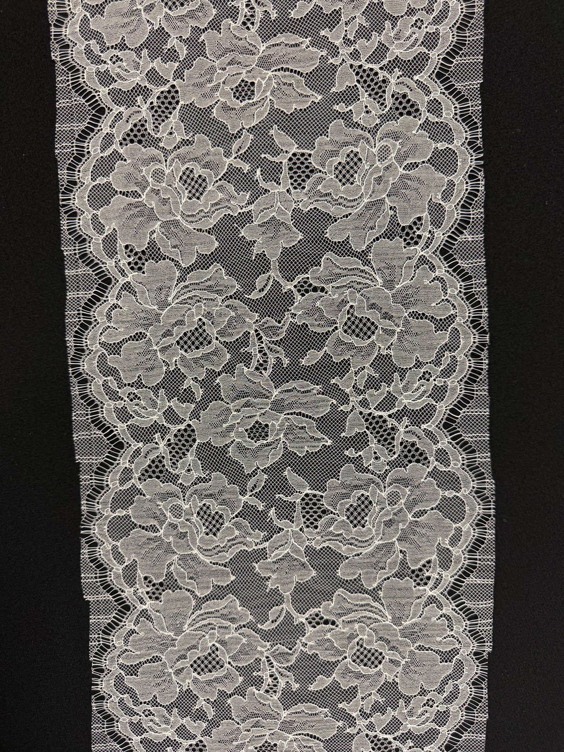 Bordure en dentelle française ivoire - T555