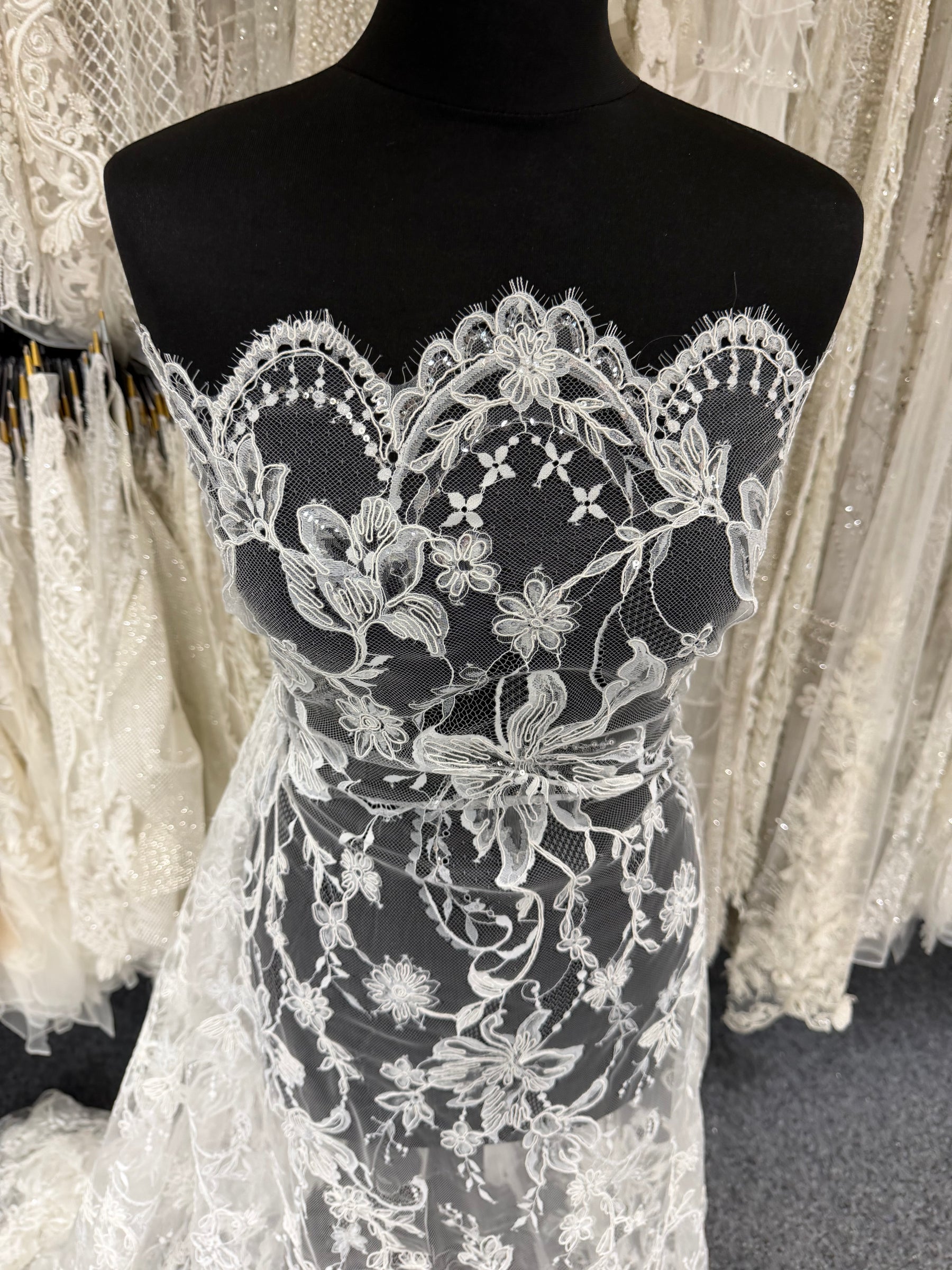 Dentelle en ivoire brodée de cordelettes et de sequins - Ladina