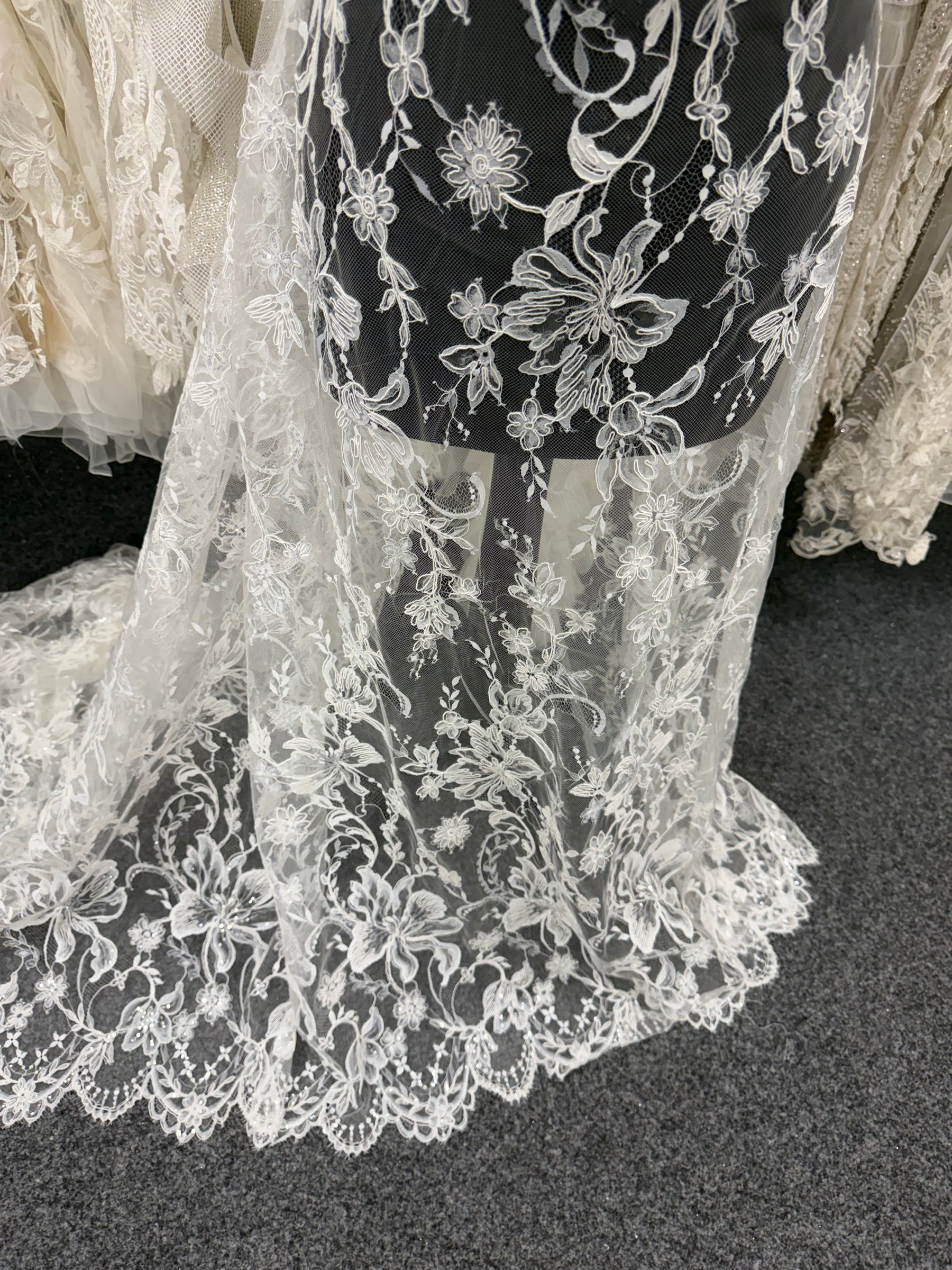 Dentelle en ivoire brodée de cordelettes et de sequins - Ladina