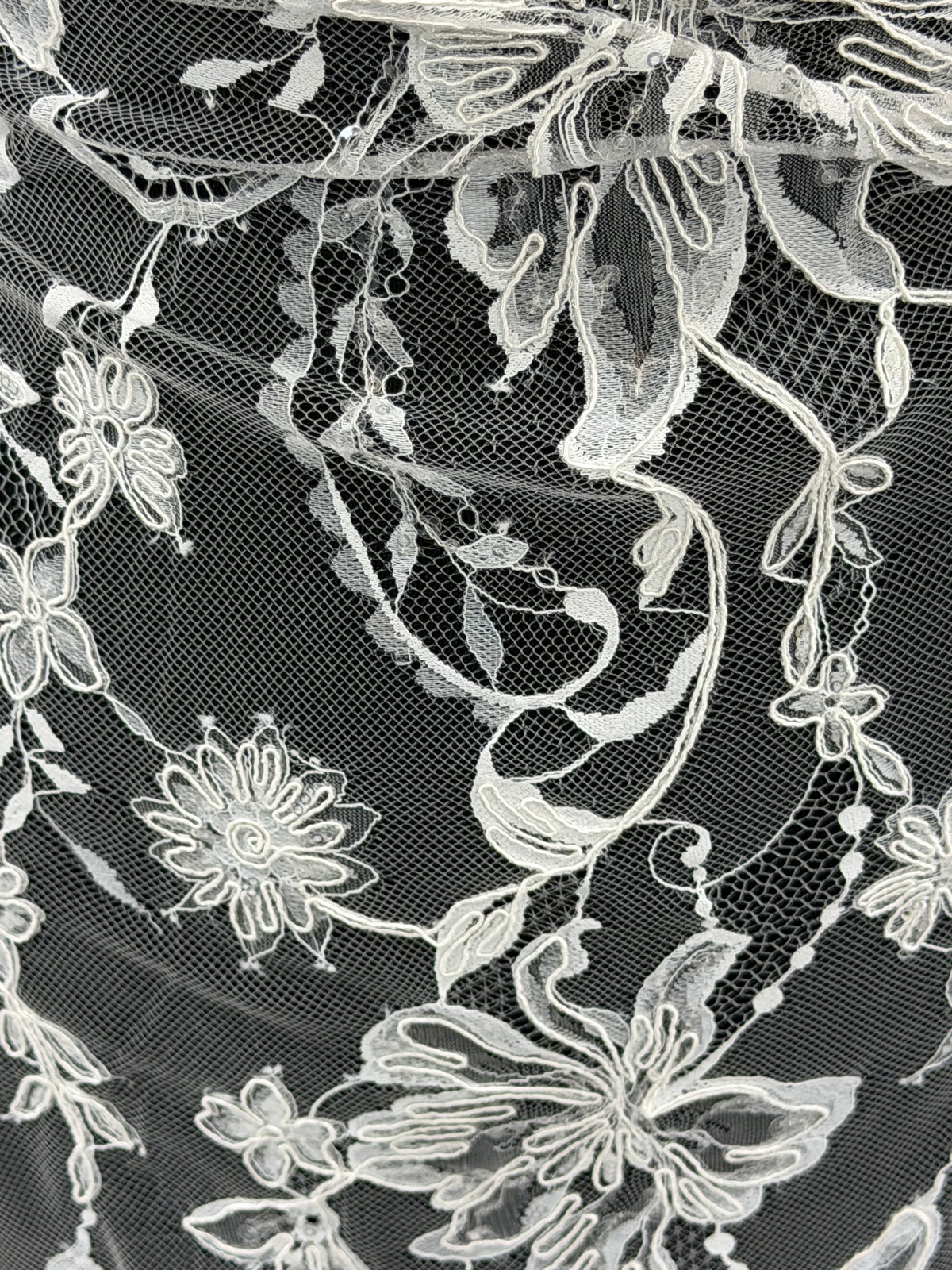 Dentelle en ivoire brodée de cordelettes et de sequins - Ladina