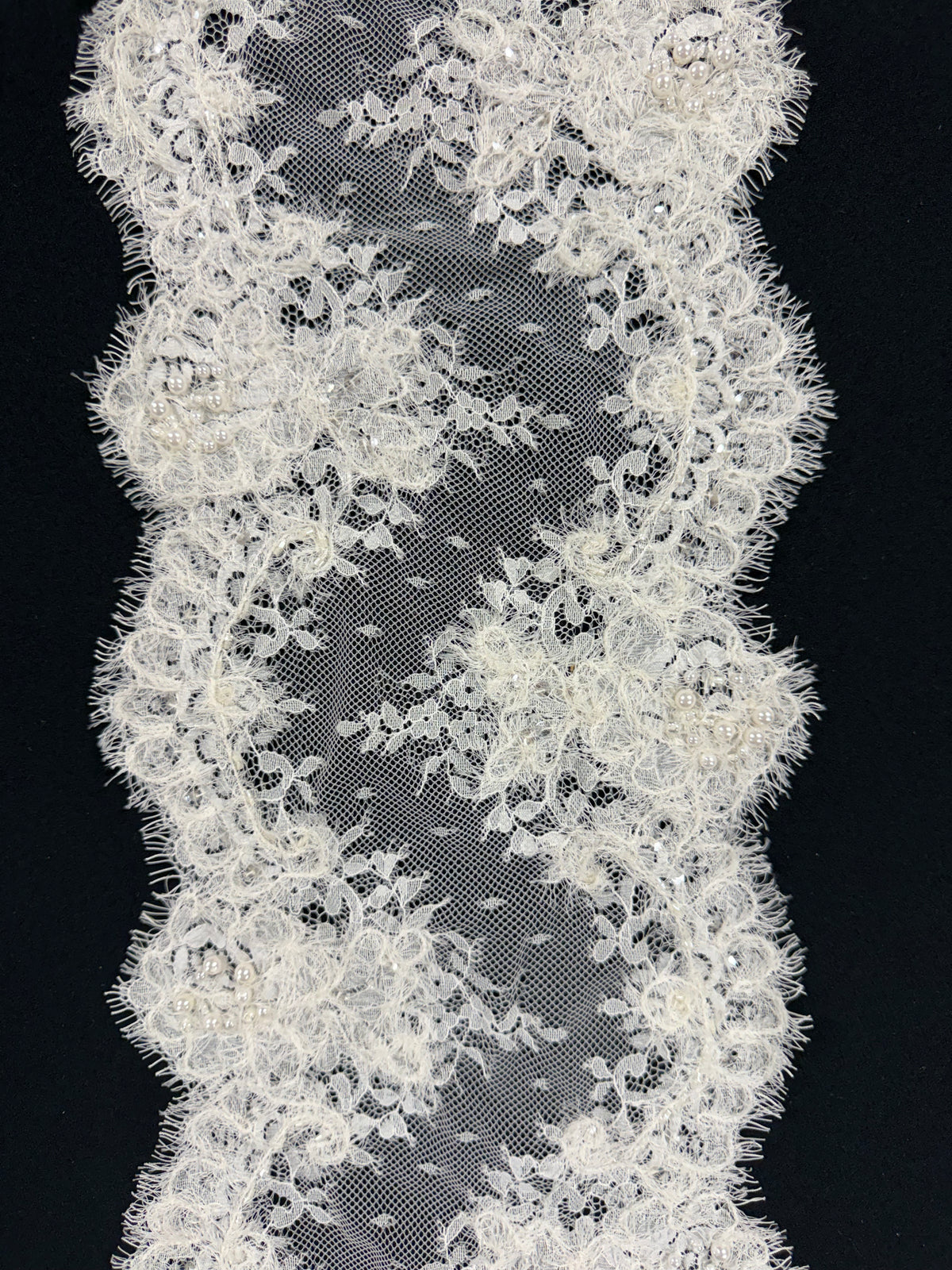 Garniture en dentelle ivoire à volants, perles et sequins - T625