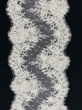 Garniture en dentelle ivoire à volants, perles et sequins - T625