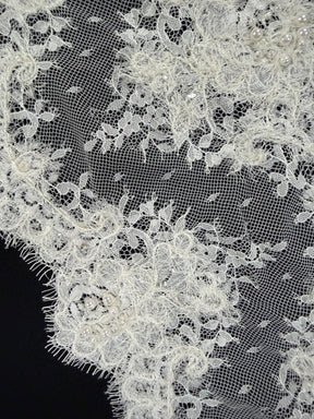 Garniture en dentelle ivoire à volants, perles et sequins - T625