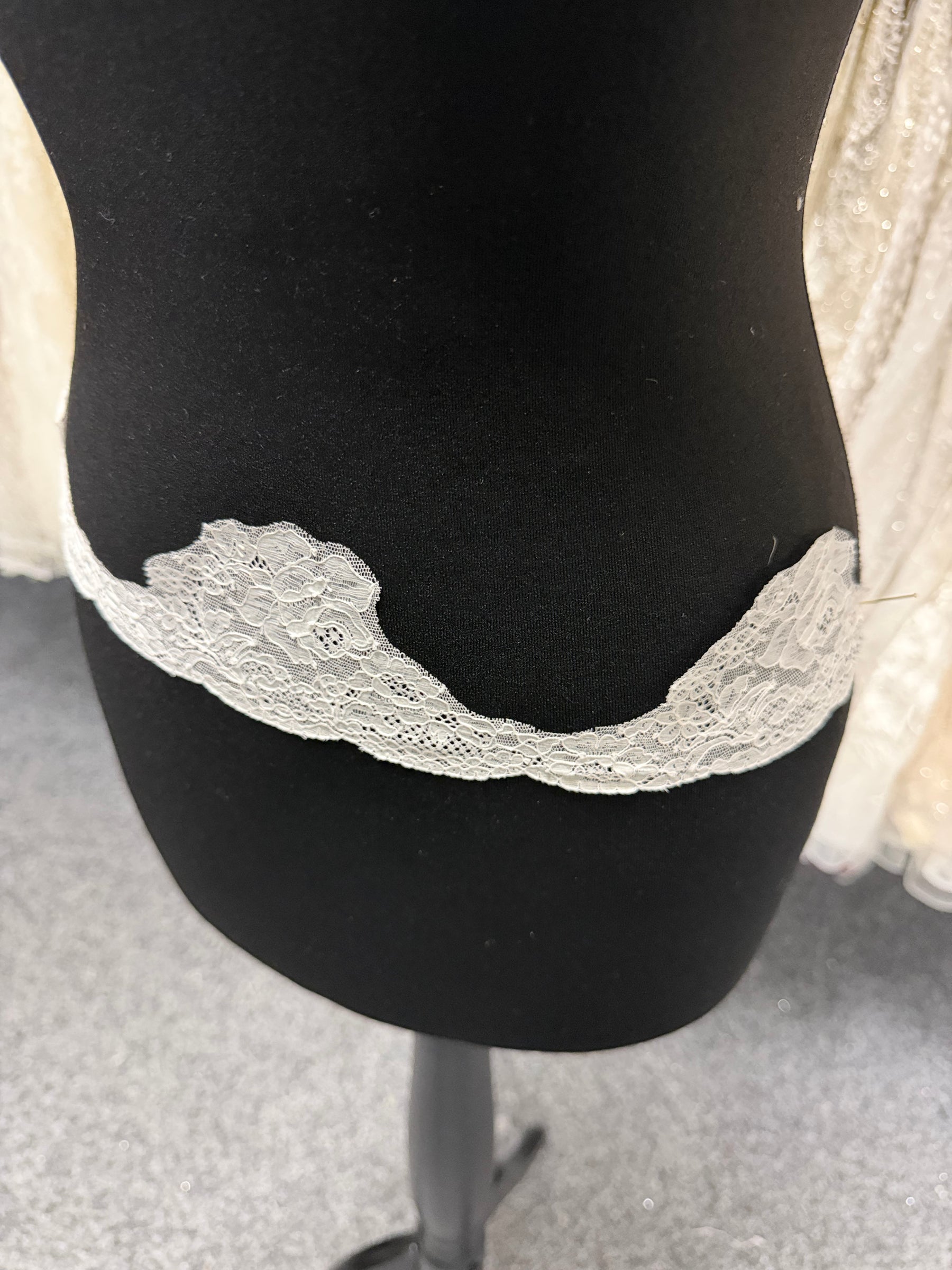 Bordure en dentelle d'Alençon ivoire - T559