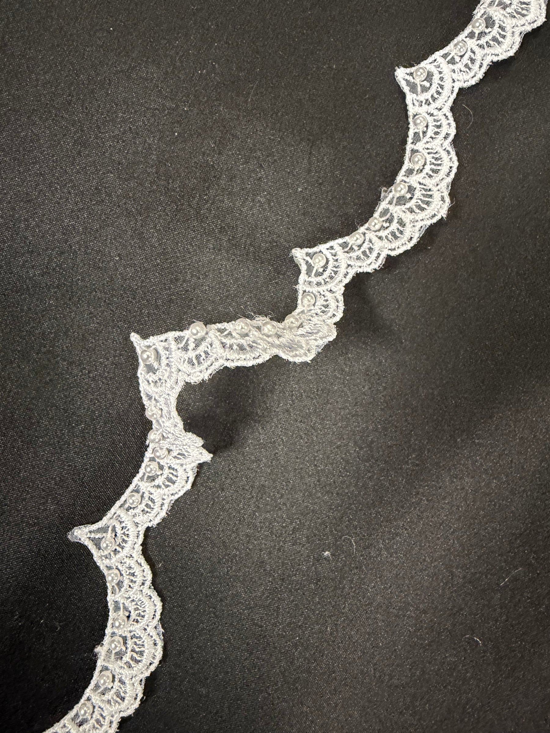 Galon de dentelle perlée blanche - T17