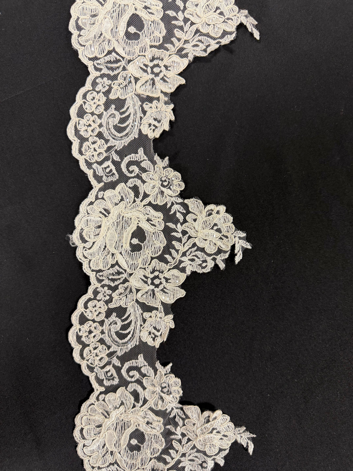 Dentelle perlée ivoire - T393
