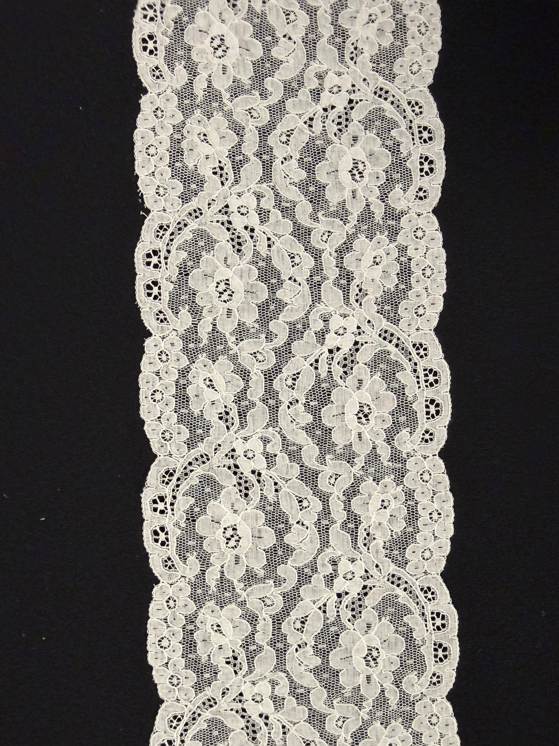 Bordure en dentelle d'Alençon ivoire - T558