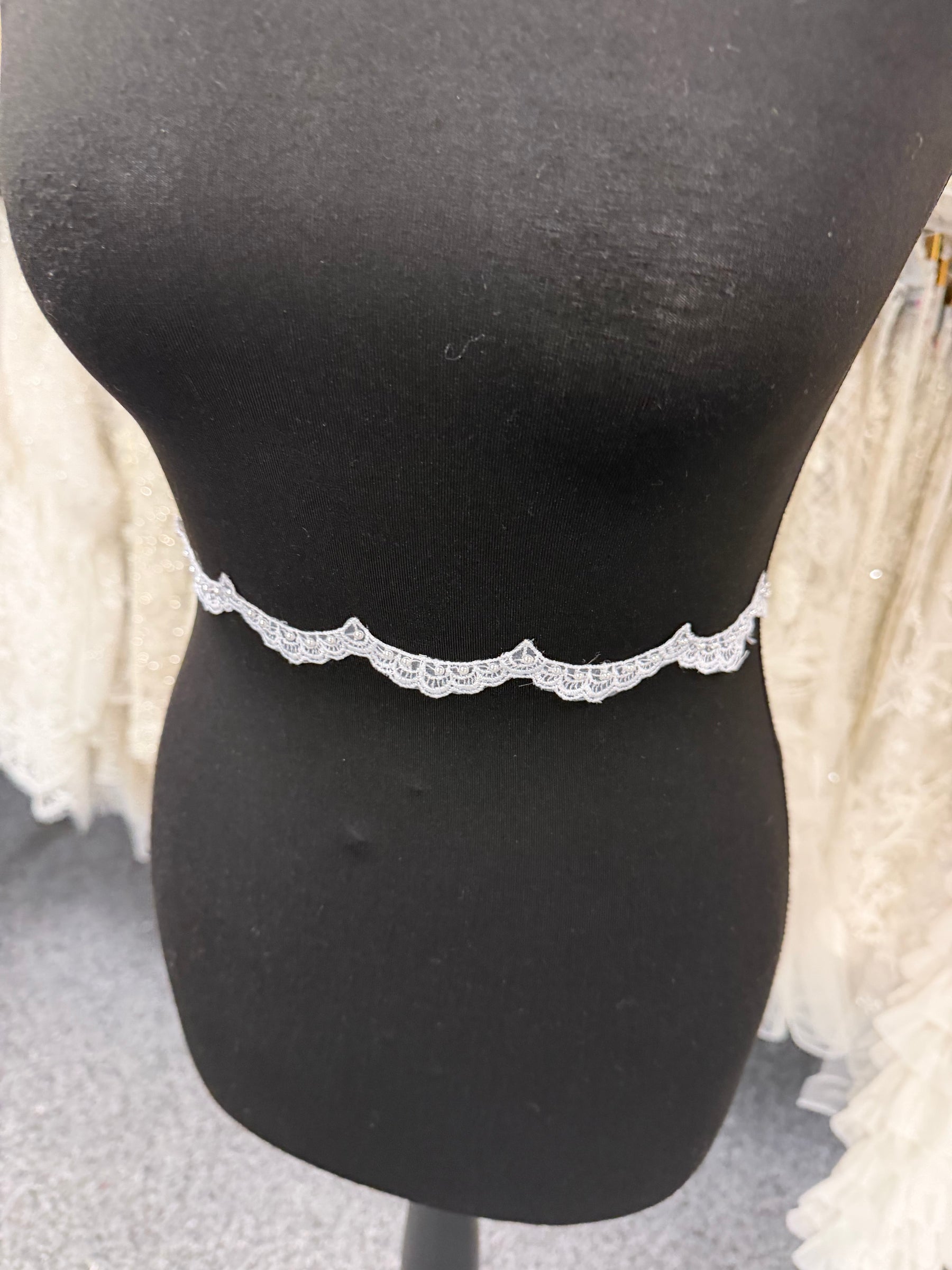 Galon de dentelle perlée blanche - T17