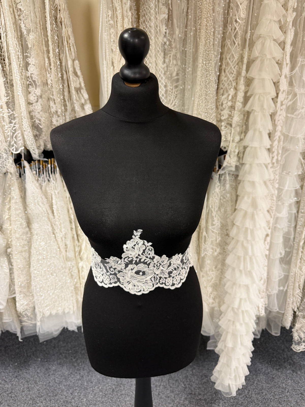 Dentelle perlée ivoire - T393