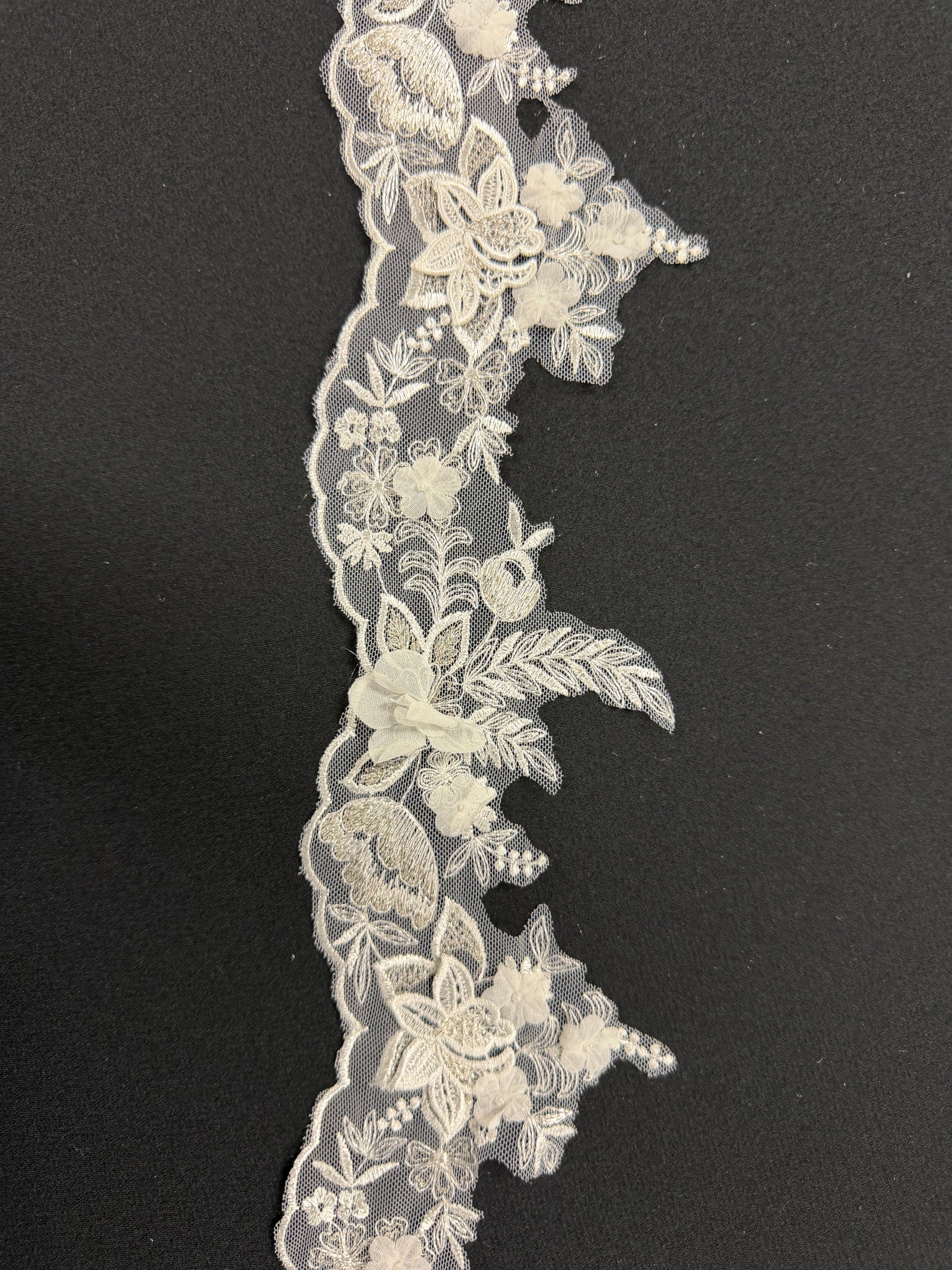 Bordure brodée et perlée en 3D Ivoire/Argent - T646