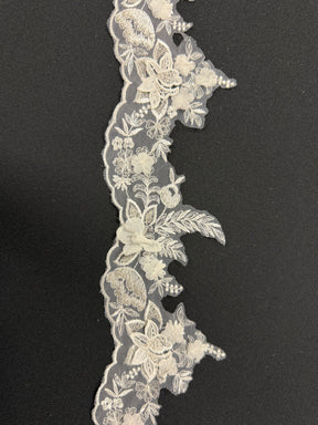 Bordure brodée et perlée en 3D Ivoire/Argent - T646
