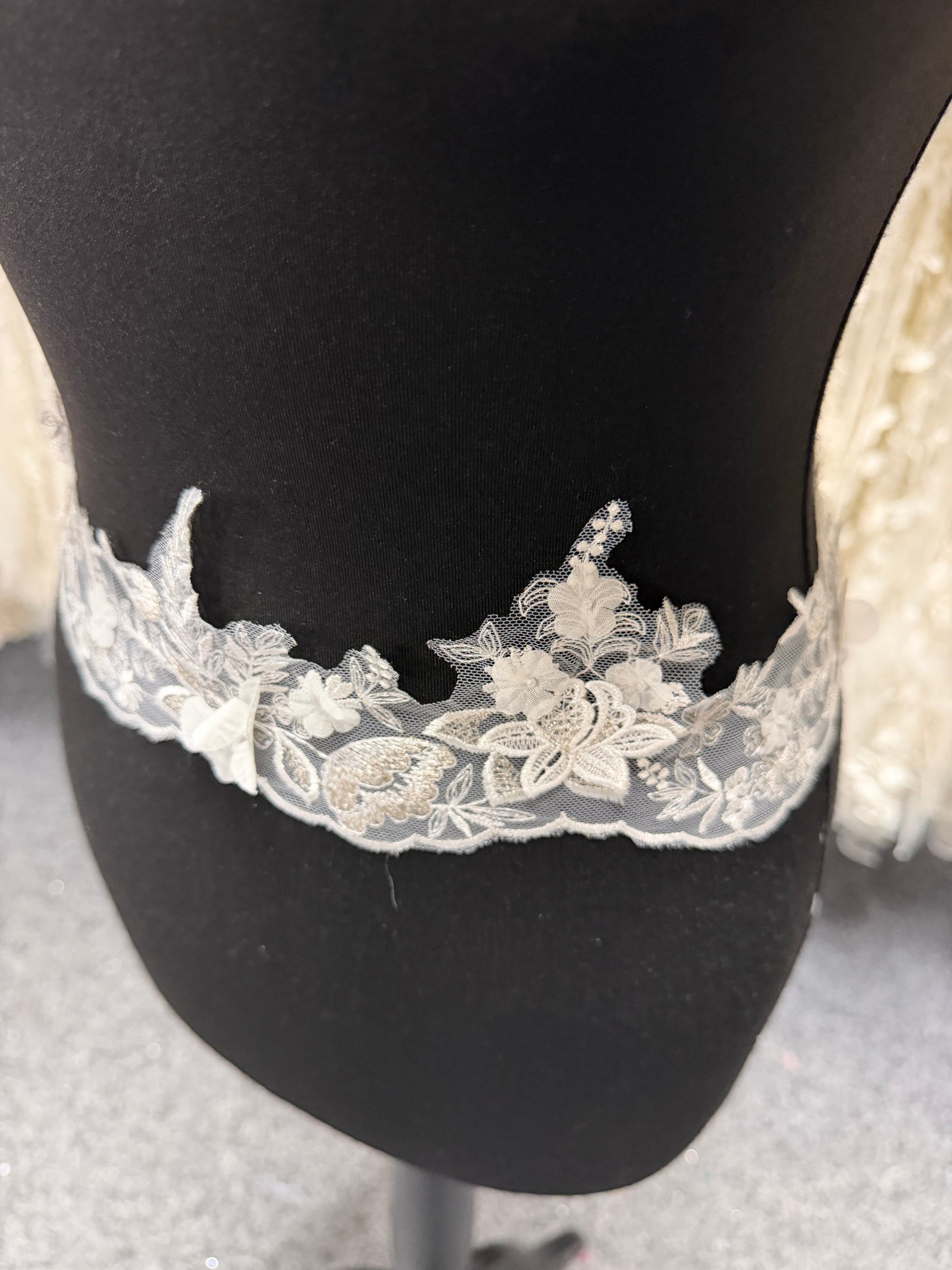 Bordure brodée et perlée en 3D Ivoire/Argent - T646