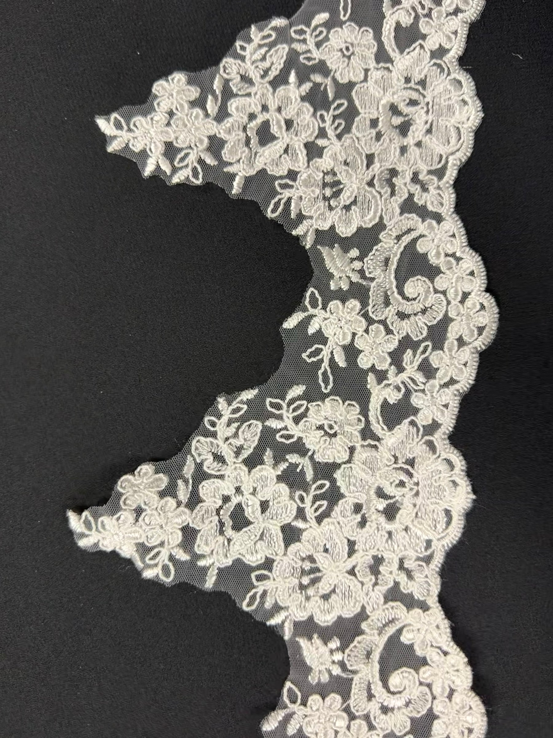 Garniture en dentelle à cordon ivoire - T660